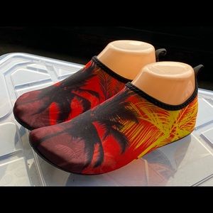 TT Hawaiin Beach Slip On Water Shoes Size 36/6US